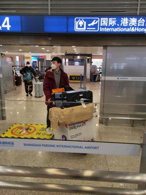 浙財(cái)大學(xué)生變身抗疫物資的跨國快遞小哥